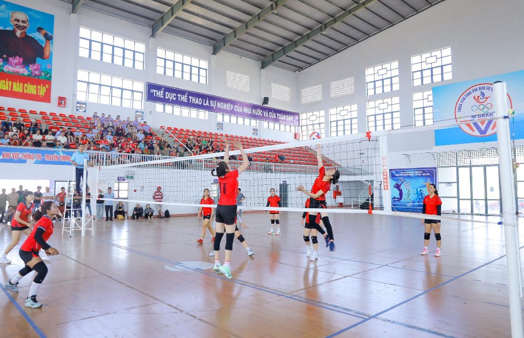 Các đội bóng thi đấu sôi nổi ngay sau lễ khai mạc.